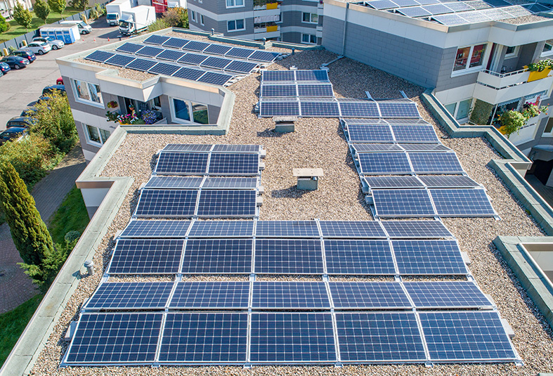 Panneaux photovoltaïque sur le toit d'un immeuble